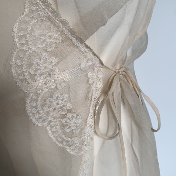 Sheer lace lingerie cover - Picture 4 of 10